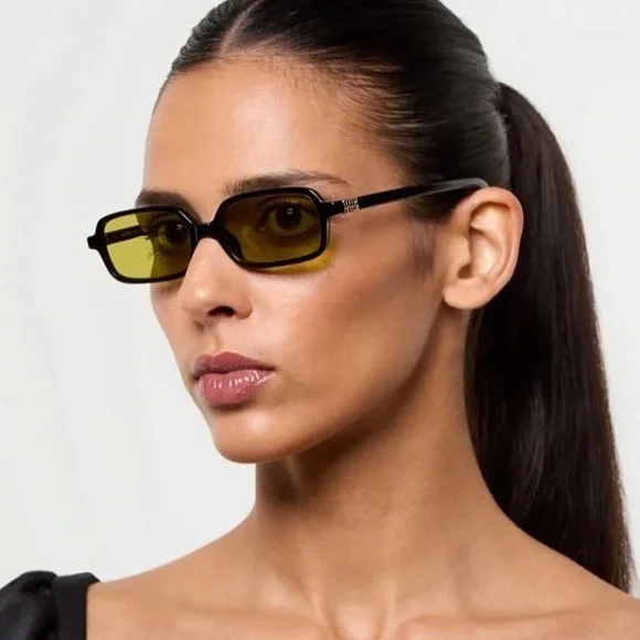 サングラス MIU MIU Woman Sunglasses Black 1 11ZS 16K07O Miu Miu MU 11ZS 16K07O Black Sunglasses for Woman – LookerOnline